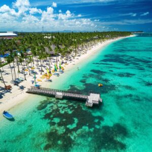 Vista aérea da praia de Bávaro em Punta Cana, com coqueiros e mar azul-turquesa