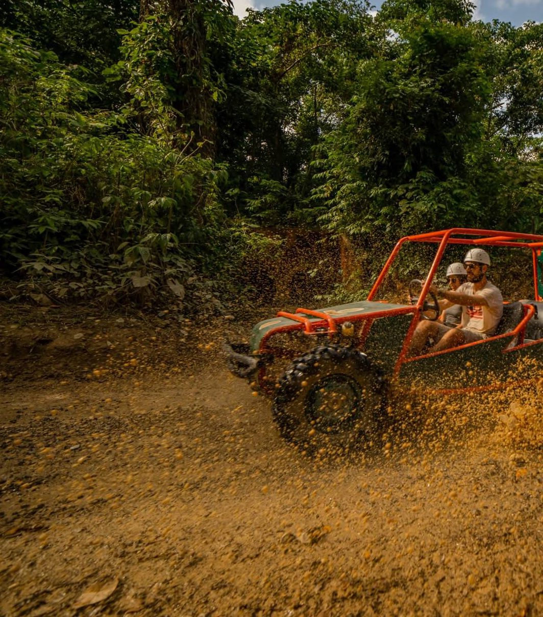 Passeio de buggy em estrada de terra em Punta Cana