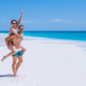 Casal em um banco de areia no mar azul de Punta Cana
