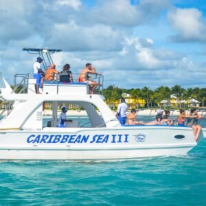 Catamarã navegando no mar do Caribe em um passeio saindo de Punta Cana