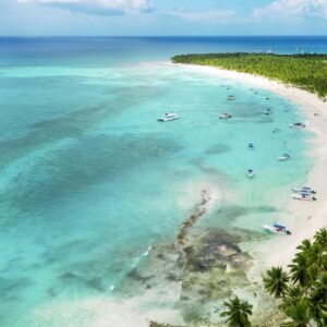 Vista aérea da Ilha Saona, com praia de areia branca e mar azul-turquesa