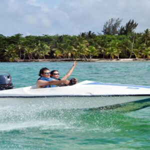 Lancha speed boat navegando no mar azul de Punta Cana