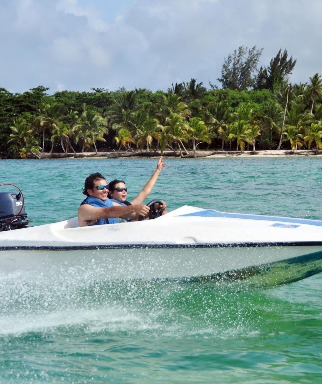 Lancha speed boat navegando no mar azul de Punta Cana